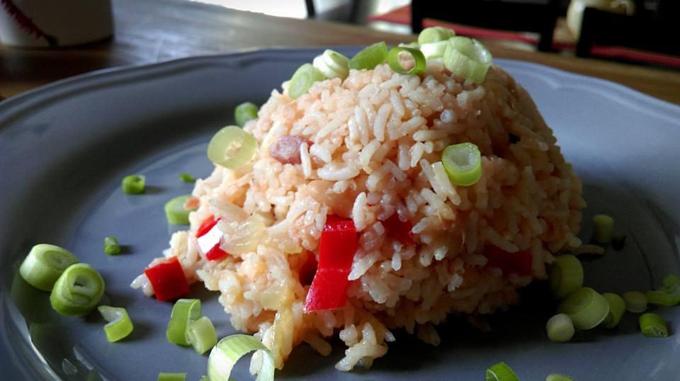 rýže s fazolemi na talíři